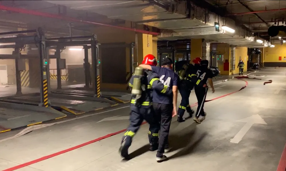 Dùng robot chữa cháy ở toà nhà ảnh 7