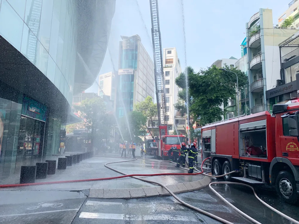 Dùng robot chữa cháy ở toà nhà ảnh 2