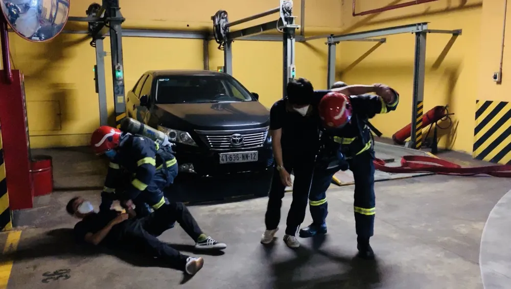 Dùng robot chữa cháy ở toà nhà ảnh 6