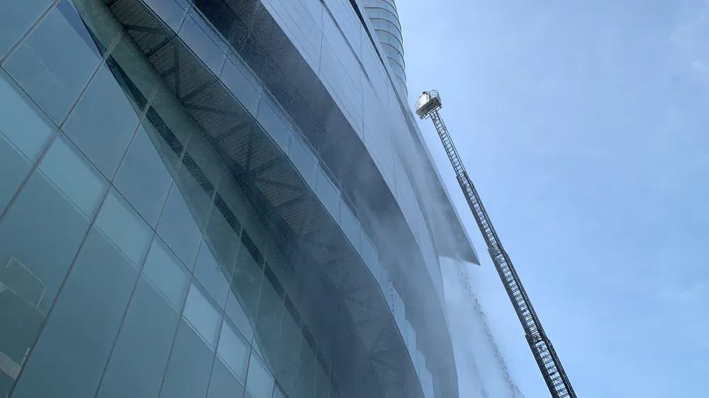 Dùng robot chữa cháy ở toà nhà ảnh 3