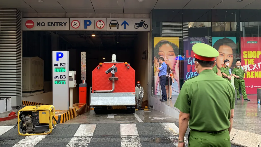 Dùng robot chữa cháy ở toà nhà ảnh 9