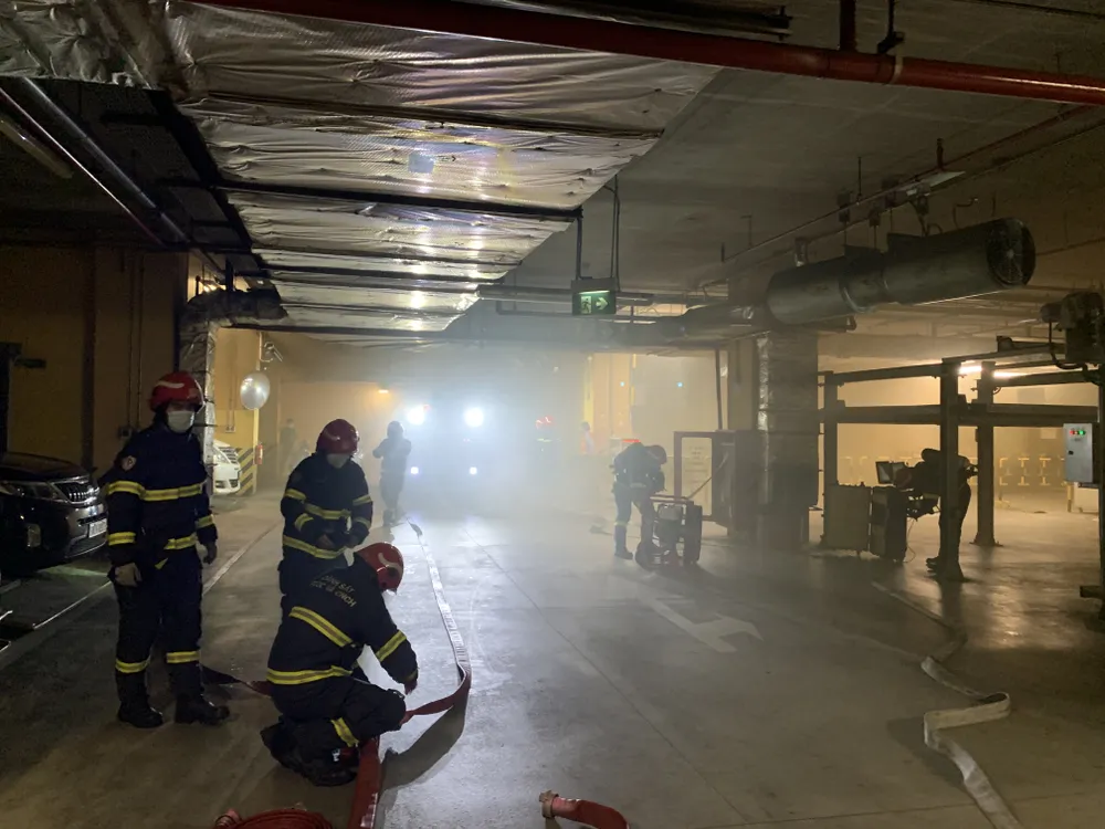 Dùng robot chữa cháy ở toà nhà ảnh 4