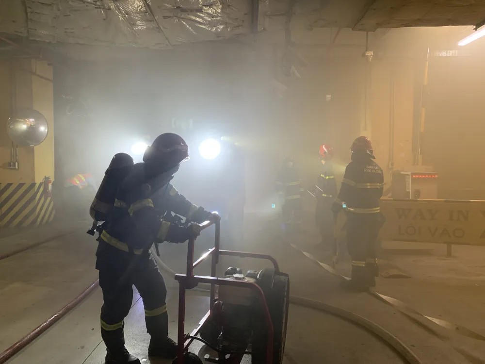 Dùng robot chữa cháy ở toà nhà ảnh 5