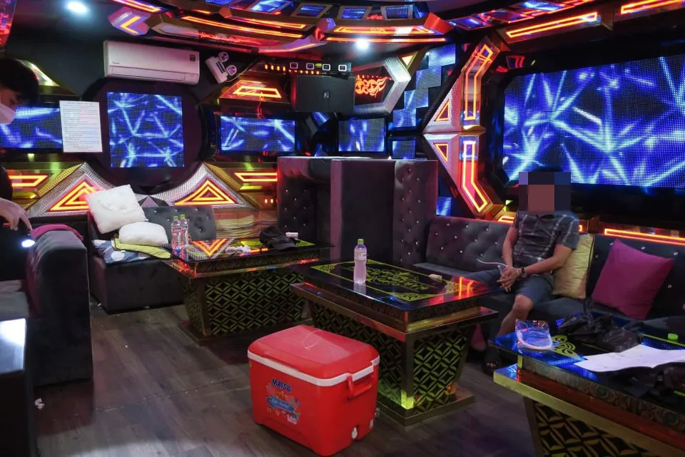 Kiểm tra quán karaoke, phát hiện nhiều người dương tính với chất ma túy  ảnh 2