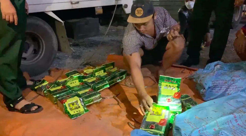 Phát hiện lượng lớn ma túy ngụy trang trong thùng lươn từ Campuchia về TPHCM  ảnh 2