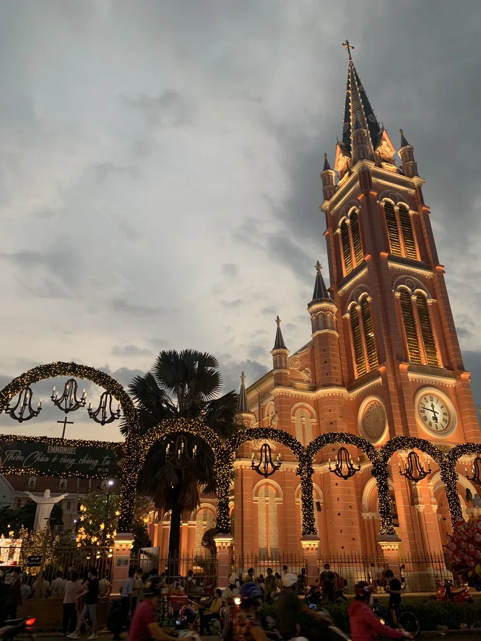 Người dân TPHCM vui đón Giáng sinh ảnh 7