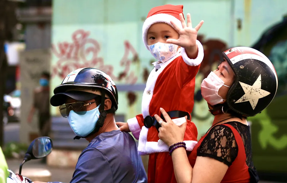 Người dân TPHCM vui đón Giáng sinh ảnh 11