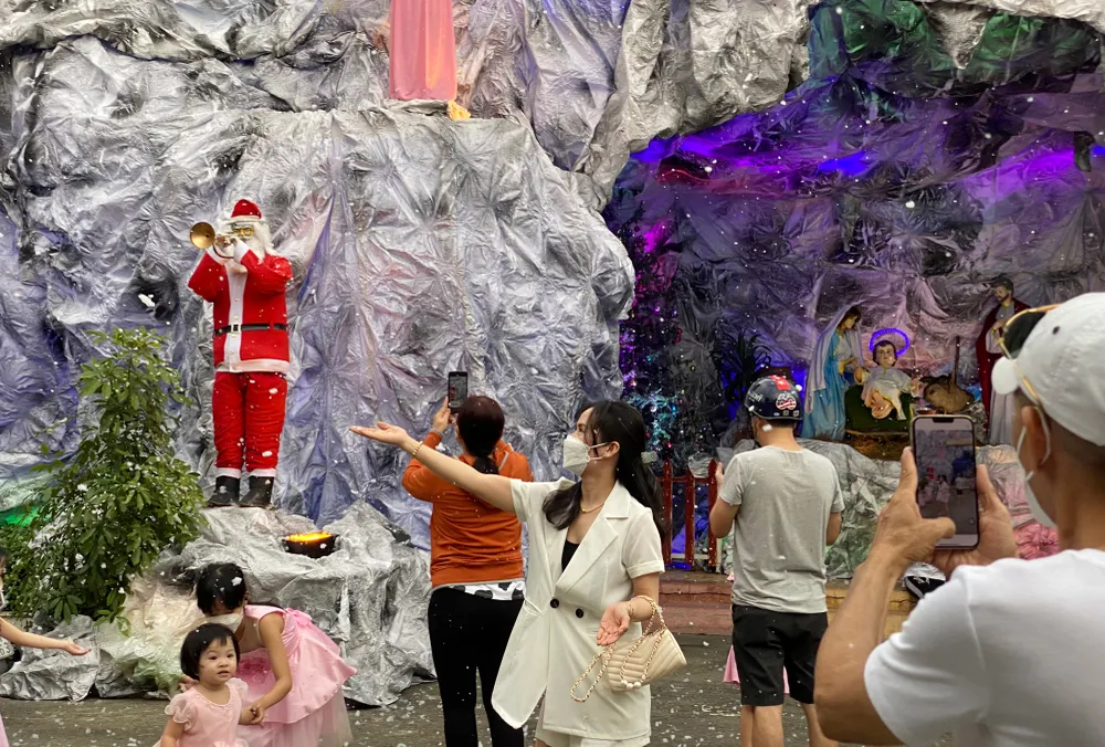 Người dân TPHCM vui đón Giáng sinh ảnh 5