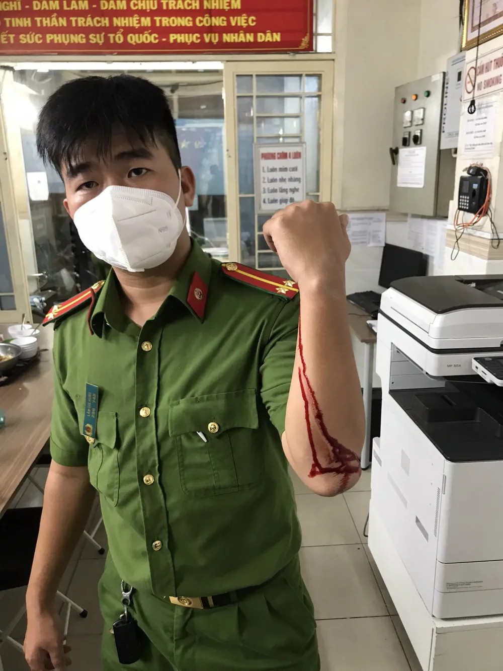 Bắt giam kẻ dùng dao tấn công cảnh sát khu vực ảnh 2