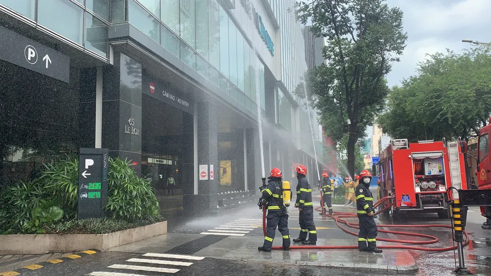Huy động 600 người diễn tập chữa cháy ở tòa nhà Saigon Centre ảnh 3