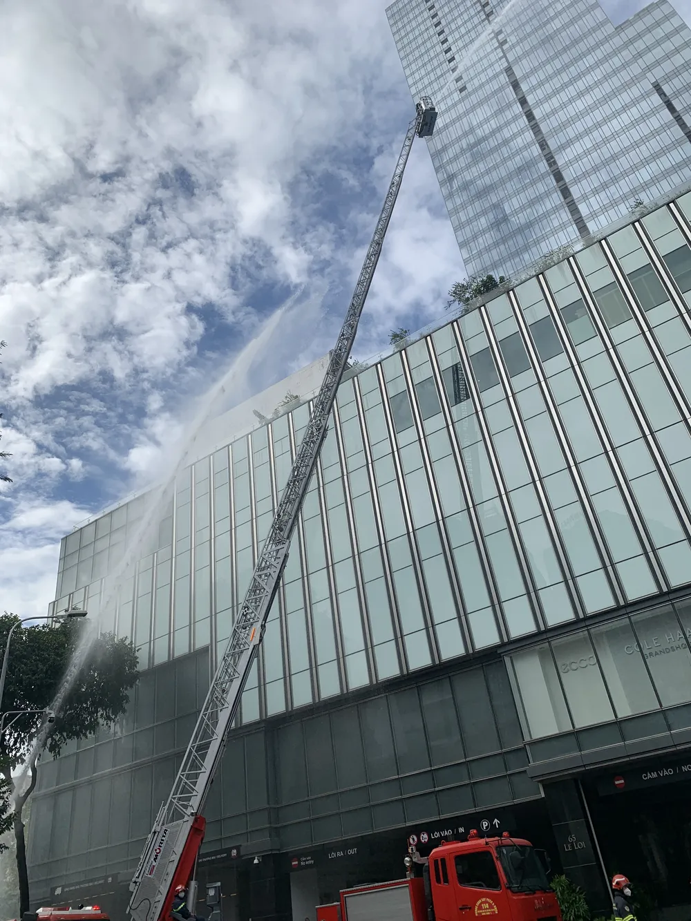 Huy động 600 người diễn tập chữa cháy ở tòa nhà Saigon Centre ảnh 5