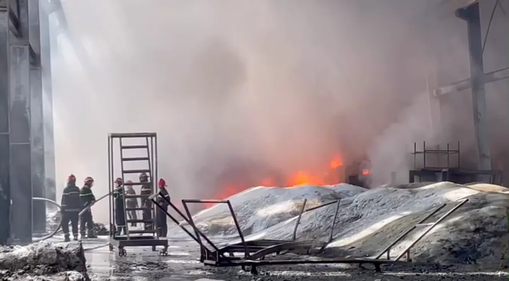 Cháy lớn ở công ty rộng hàng ngàn mét vuông trong KCN Tân Phú Trung, huyện Củ Chi  ảnh 2