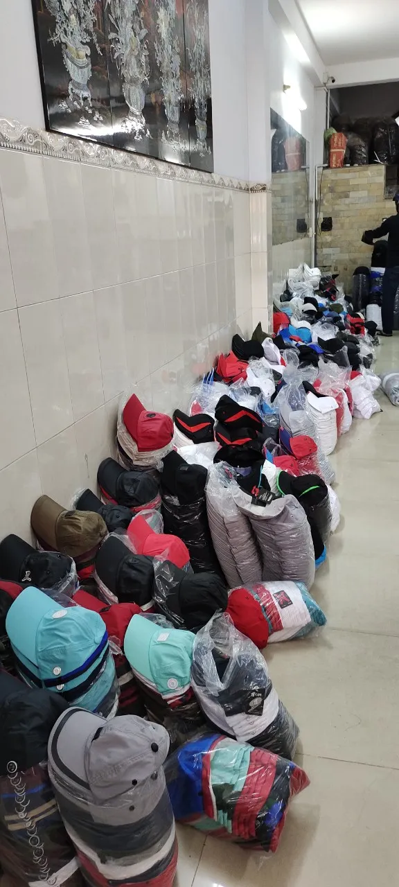 Thu giữ hơn 30.000 nón vải giả nhãn hiệu nón Sơn  ảnh 3