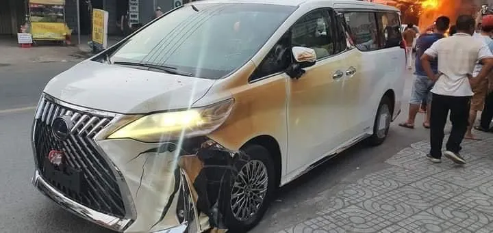 Trạm biến điện cháy lan sang showroom, một xe ô tô bị cháy xém ảnh 2