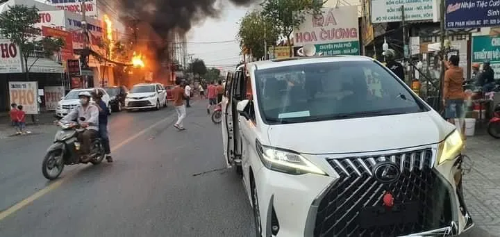 Trạm biến điện cháy lan sang showroom, một xe ô tô bị cháy xém ảnh 3