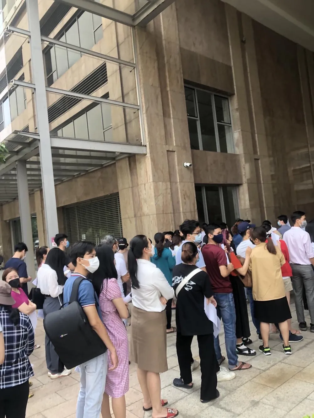 Hàng trăm người dân ở TP Thủ Đức chen lấn hàng giờ vẫn không được tiêm vaccine ảnh 1