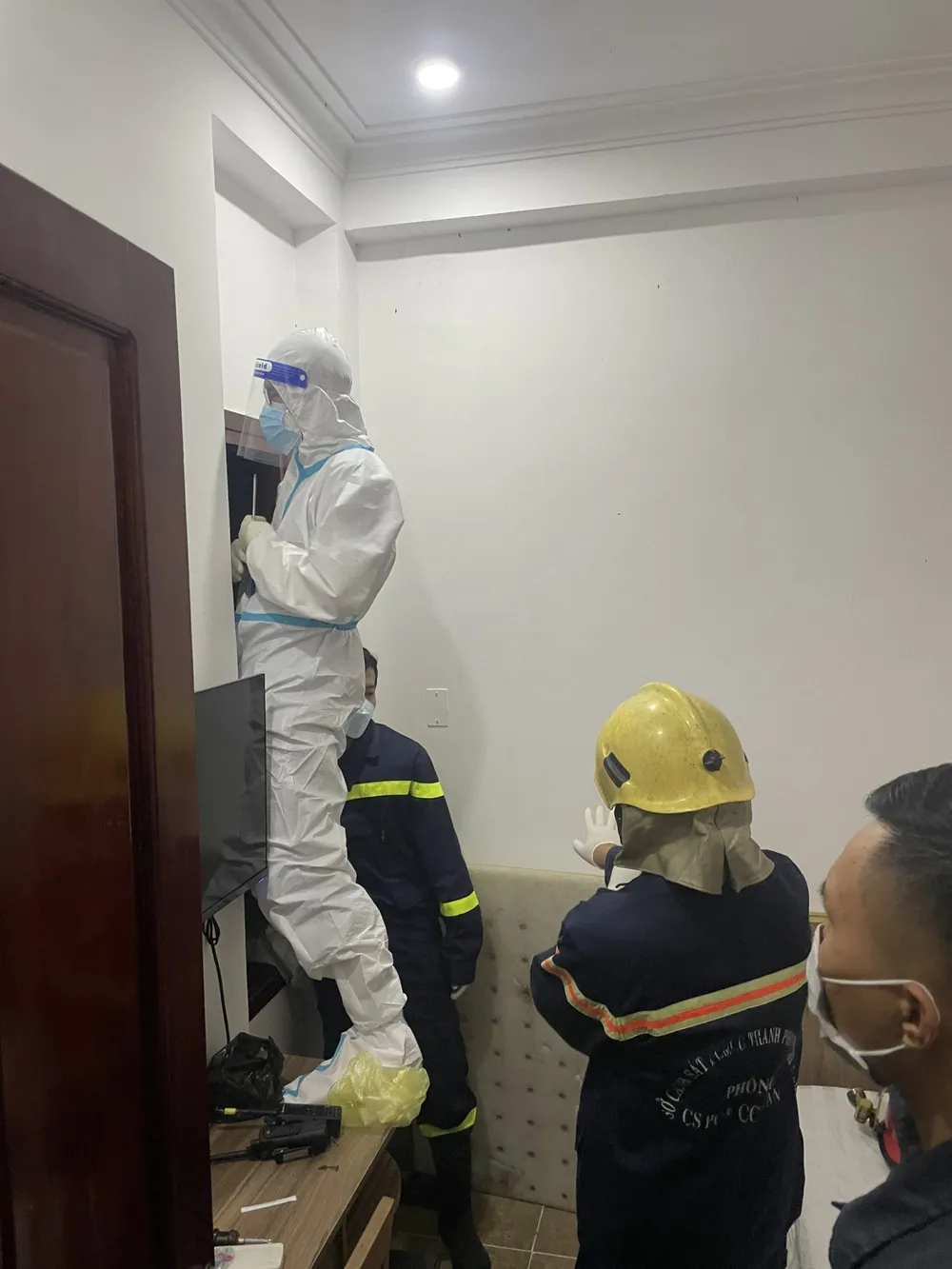 Giải cứu cô gái bị rơi thang máy từ tầng 4 xuống tầng hầm ở khách sạn ảnh 2