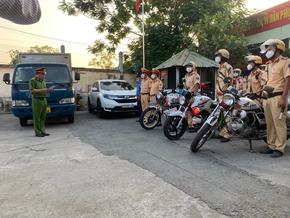 CSGT TPHCM ra quân kéo giảm tai nạn, ùn tắc giao thông dịp Tết Nguyên đán  ảnh 8
