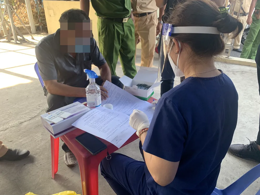 Công an kiểm tra Bến xe Miền Đông phát hiện tài xế nghi dương tính với ma tuý  ảnh 5