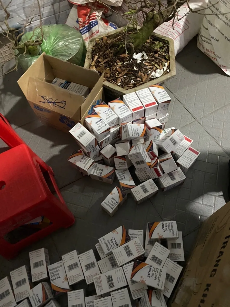 Bắt lô hàng thuốc điều trị Covid-19 số lượng lớn ở TPHCM ảnh 1