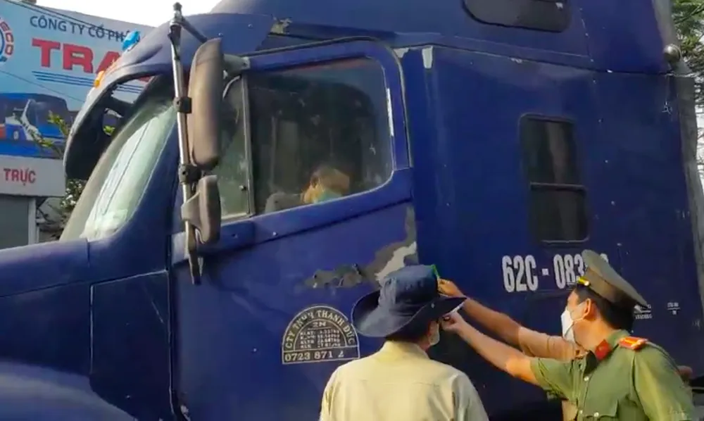 Tài xế được phát tờ rơi, tuyên truyền, giải đáp về luật giao thông ở TP Thủ Đức ảnh 5