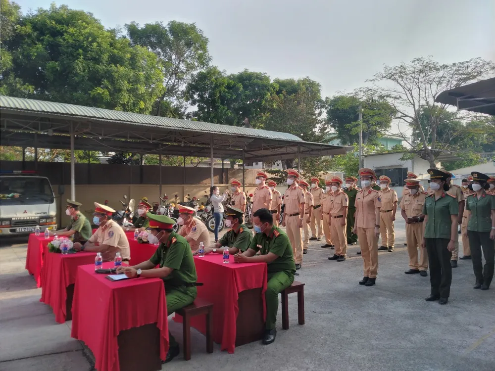 Tài xế được phát tờ rơi, tuyên truyền, giải đáp về luật giao thông ở TP Thủ Đức ảnh 2