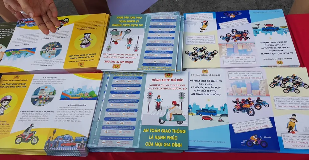 Tài xế được phát tờ rơi, tuyên truyền, giải đáp về luật giao thông ở TP Thủ Đức ảnh 4