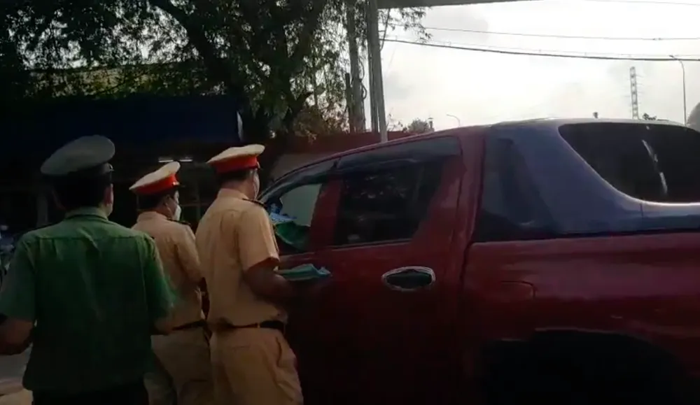 Tài xế được phát tờ rơi, tuyên truyền, giải đáp về luật giao thông ở TP Thủ Đức ảnh 6