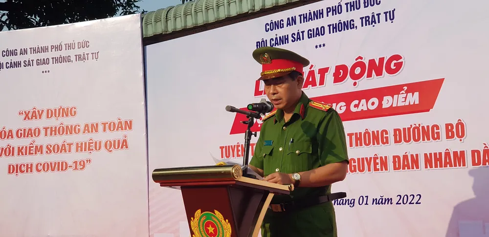 Tài xế được phát tờ rơi, tuyên truyền, giải đáp về luật giao thông ở TP Thủ Đức ảnh 1