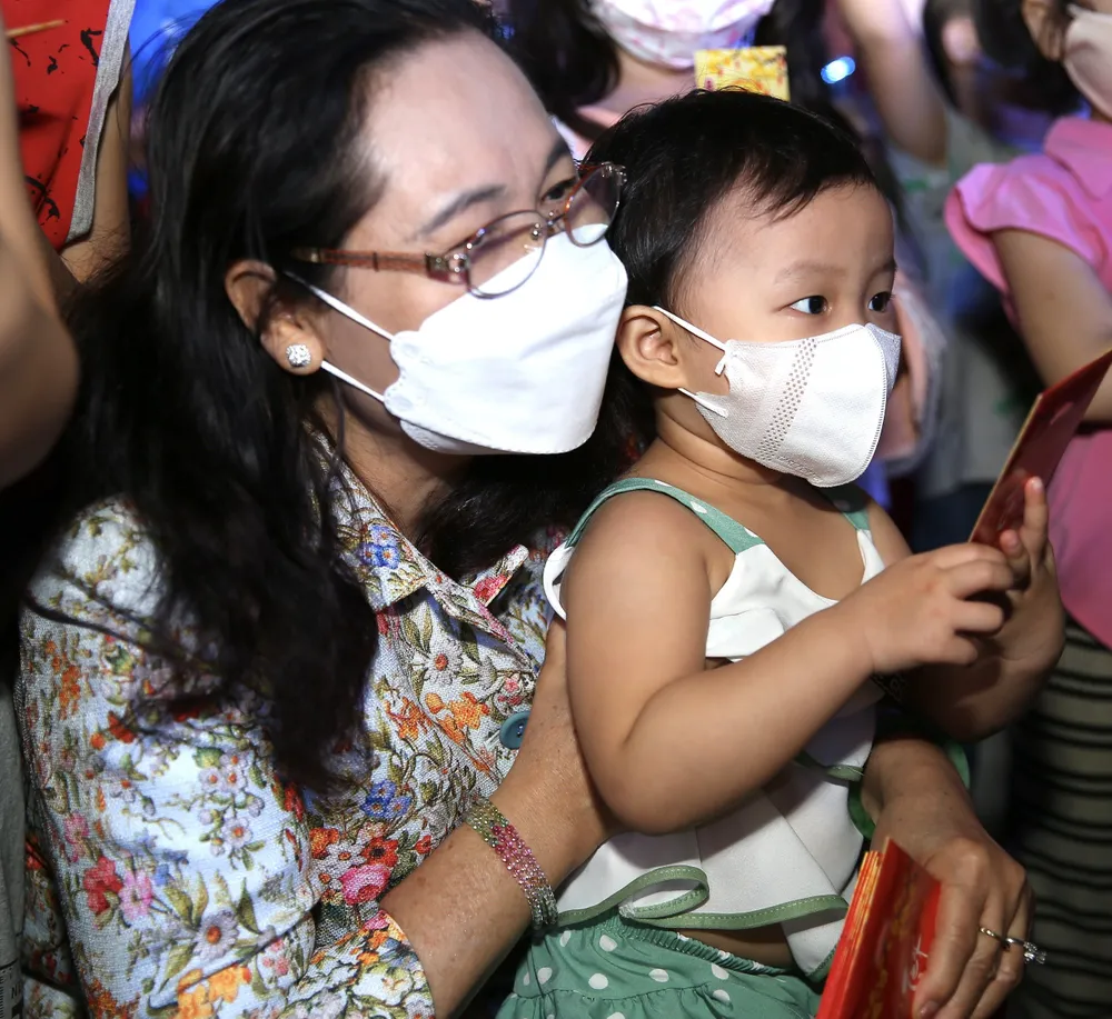 Chủ tịch HĐND TPHCM Nguyễn Thị Lệ trao quà công nhân ở lại TPHCM dịp tết ảnh 2