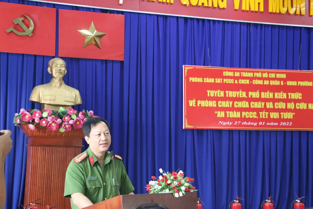 Lãnh đạo Phòng Cảnh sát PCCC trao 500 bình chữa cháy cho người dân ảnh 1