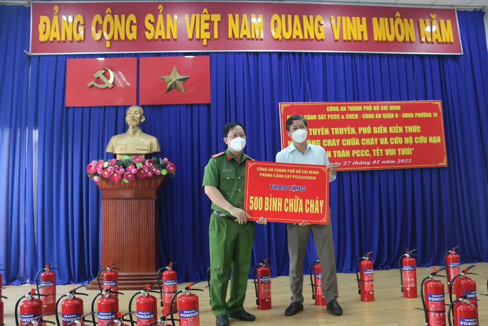Lãnh đạo Phòng Cảnh sát PCCC trao 500 bình chữa cháy cho người dân ảnh 2