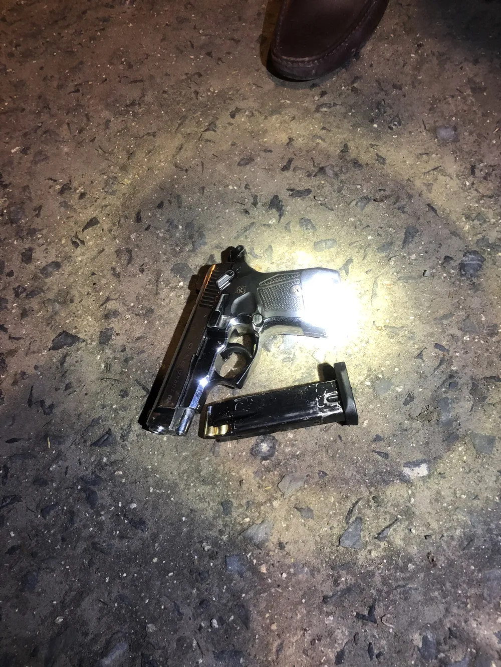 Kiểm tra xe tải phát hiện chở gần 8.000 bao thuốc lá lậu cùng súng, đạn  ảnh 2