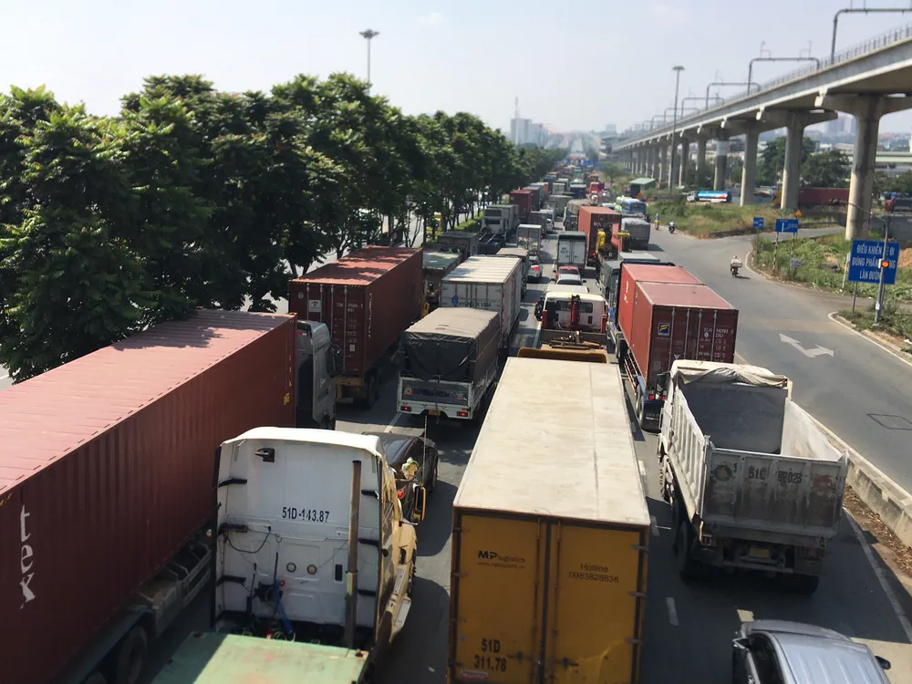 Kẹt xe nghiêm trọng trên tuyến xa lộ Hà Nội  ảnh 5