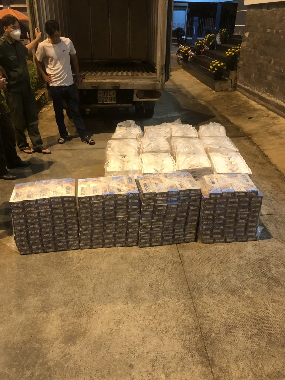 Kiểm tra xe tải phát hiện chở gần 8.000 bao thuốc lá lậu cùng súng, đạn  ảnh 1