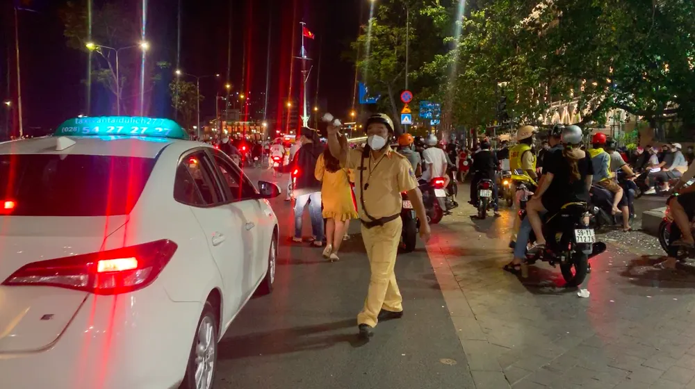 Người dân dạo phố chờ đón giao thừa dù không bắn pháo hoa ảnh 7