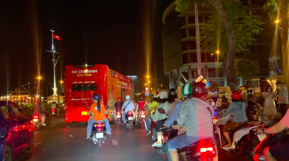 Người dân dạo phố chờ đón giao thừa dù không bắn pháo hoa ảnh 3