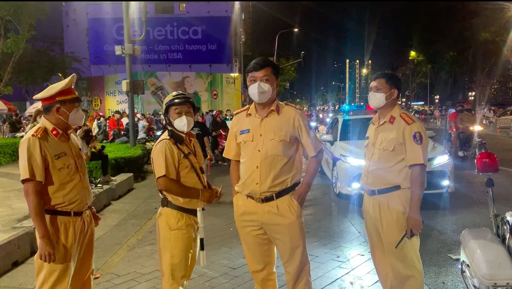 Người dân dạo phố chờ đón giao thừa dù không bắn pháo hoa ảnh 6