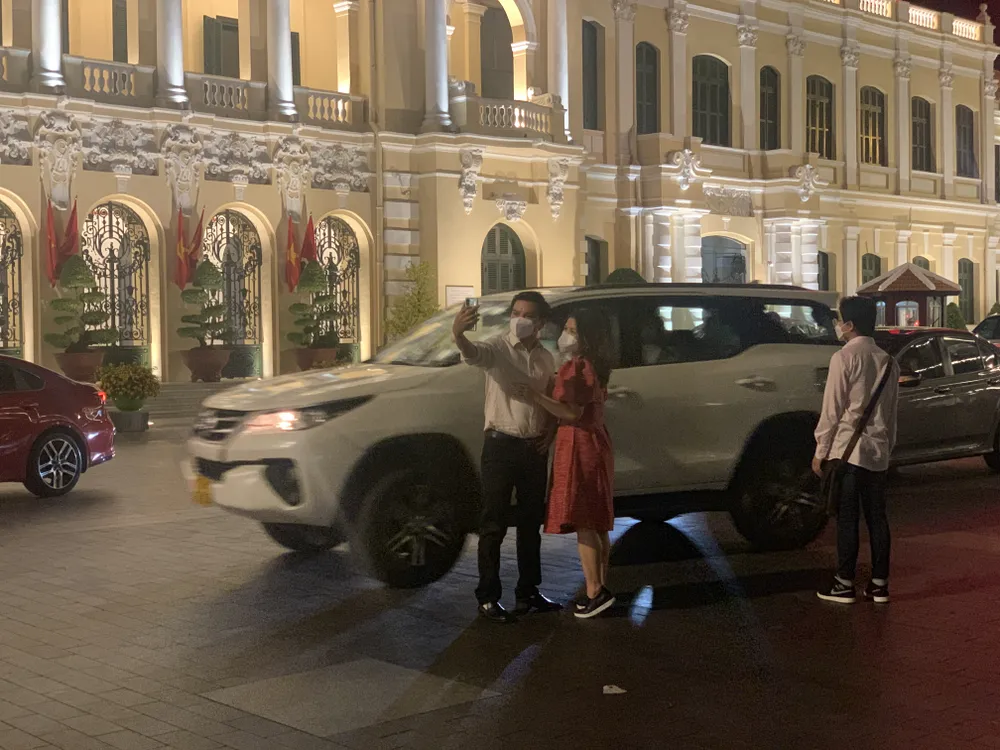 Người dân dạo phố chờ đón giao thừa dù không bắn pháo hoa ảnh 4