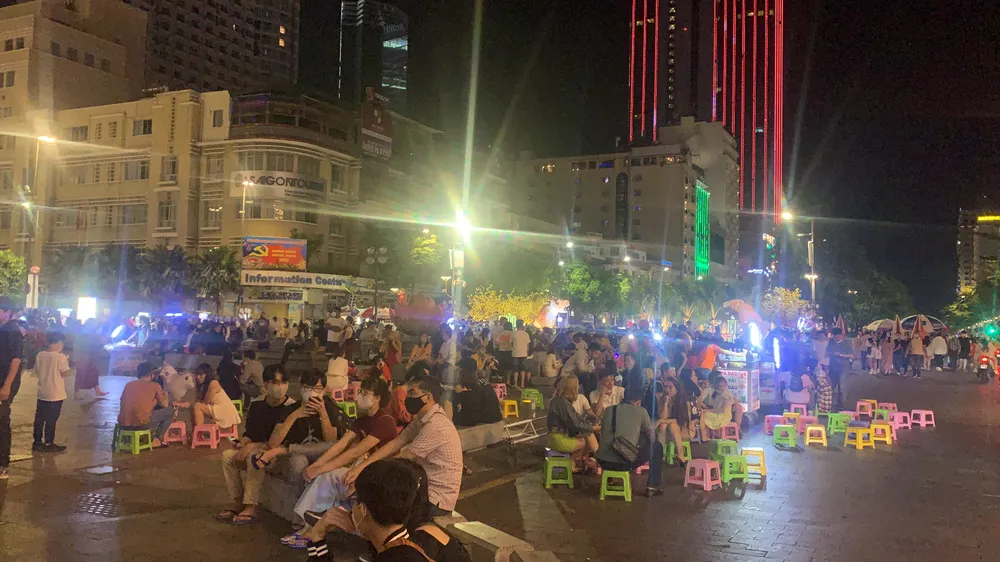 Người dân dạo phố chờ đón giao thừa dù không bắn pháo hoa ảnh 5