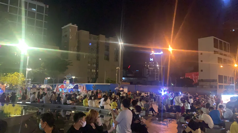 Người dân dạo phố chờ đón giao thừa dù không bắn pháo hoa ảnh 2