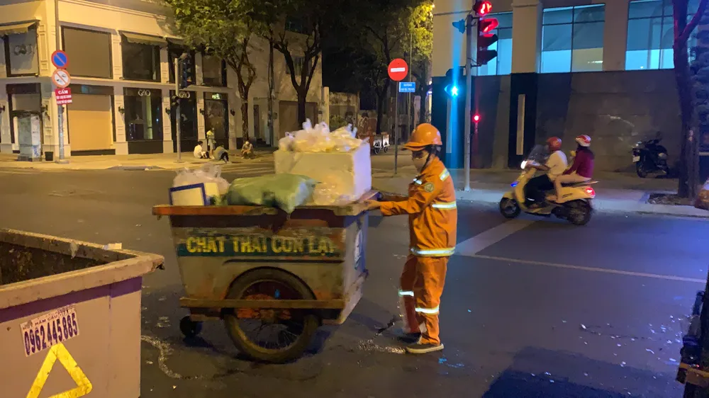 Những người lặng lẽ làm việc trong đêm 29 và rạng sáng mùng 1 Tết Nguyên đán ảnh 9