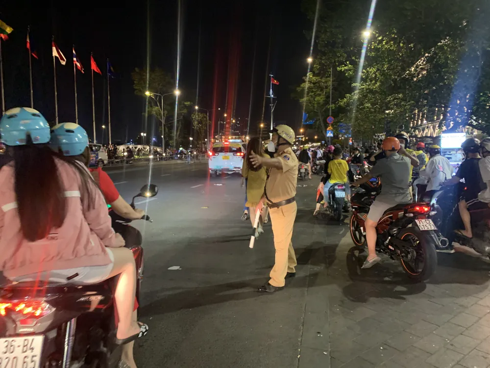 Người dân dạo phố chờ đón giao thừa dù không bắn pháo hoa ảnh 8