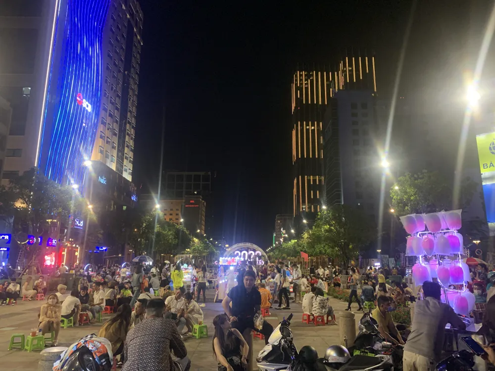 Người dân dạo phố chờ đón giao thừa dù không bắn pháo hoa ảnh 1