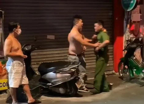 Khởi tố thanh niên chửi bới, hành hung công an  ảnh 1