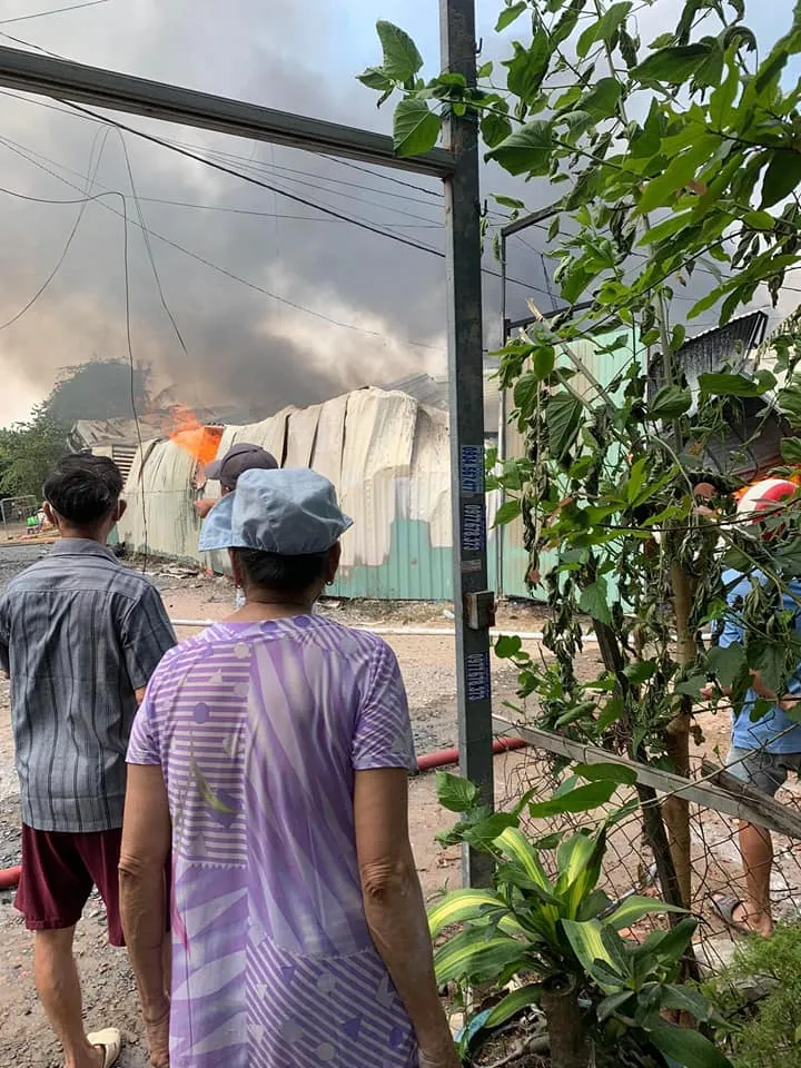 Cháy lớn ở xưởng gỗ, khói đen bốc cao hàng chục mét   ảnh 2