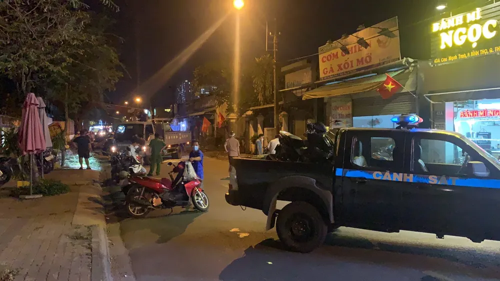 Cây xanh bật gốc đè 2 mẹ con ở TP Thủ Đức ảnh 3