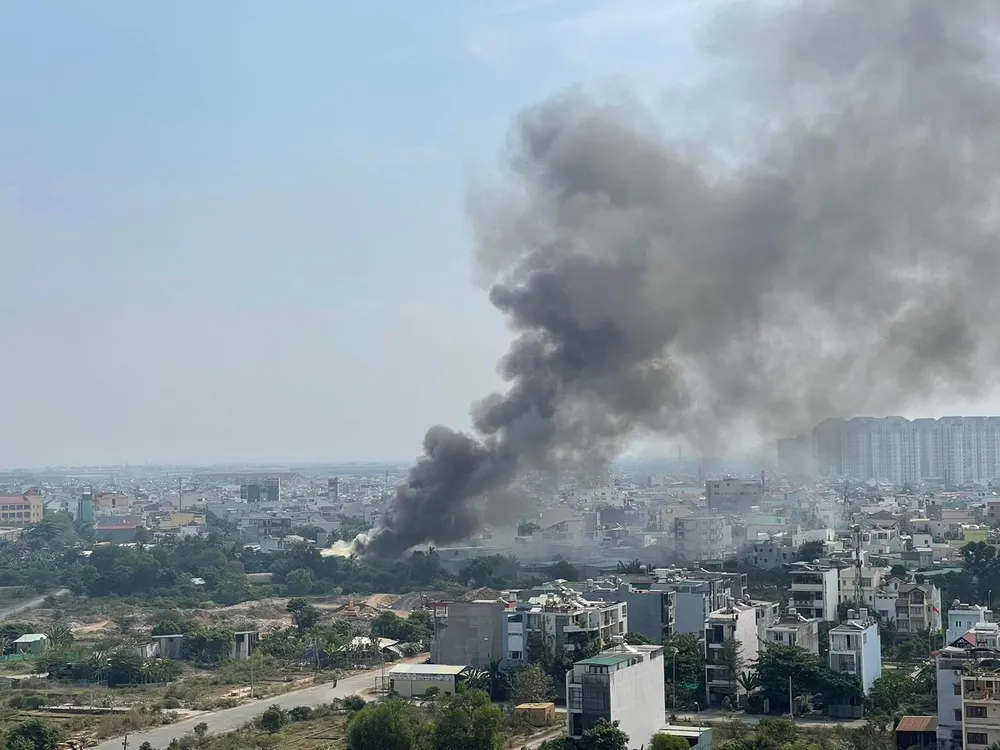 Cháy lớn ở xưởng gỗ, khói đen bốc cao hàng chục mét   ảnh 1