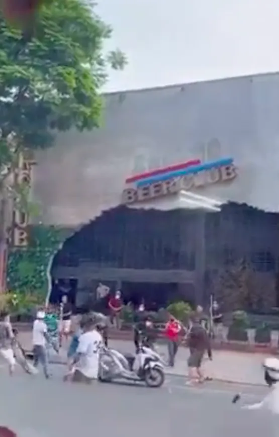 Xôn xao clip 2 nhóm thanh niên đuổi chém trên đường phố quận 10 ảnh 2