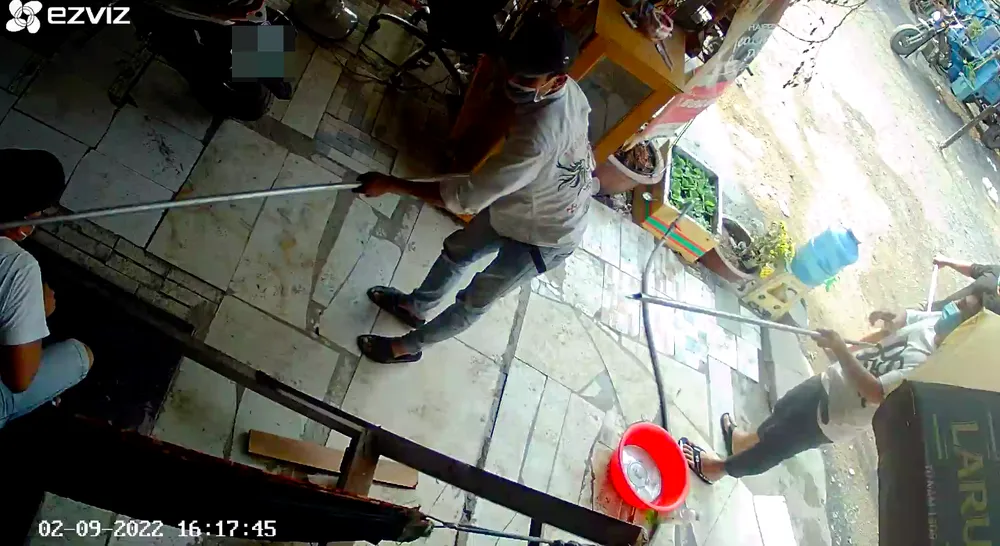 Nhóm thanh niên cầm hung khí vào bãi xe, đánh nhân viên rồi tẩu thoát  ảnh 1